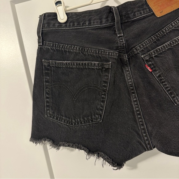 Levi’s 501’s Black High- Rise Denim Cutoff Shorts Distressed Hem Size 27 Women’s - Picture 10 of 13